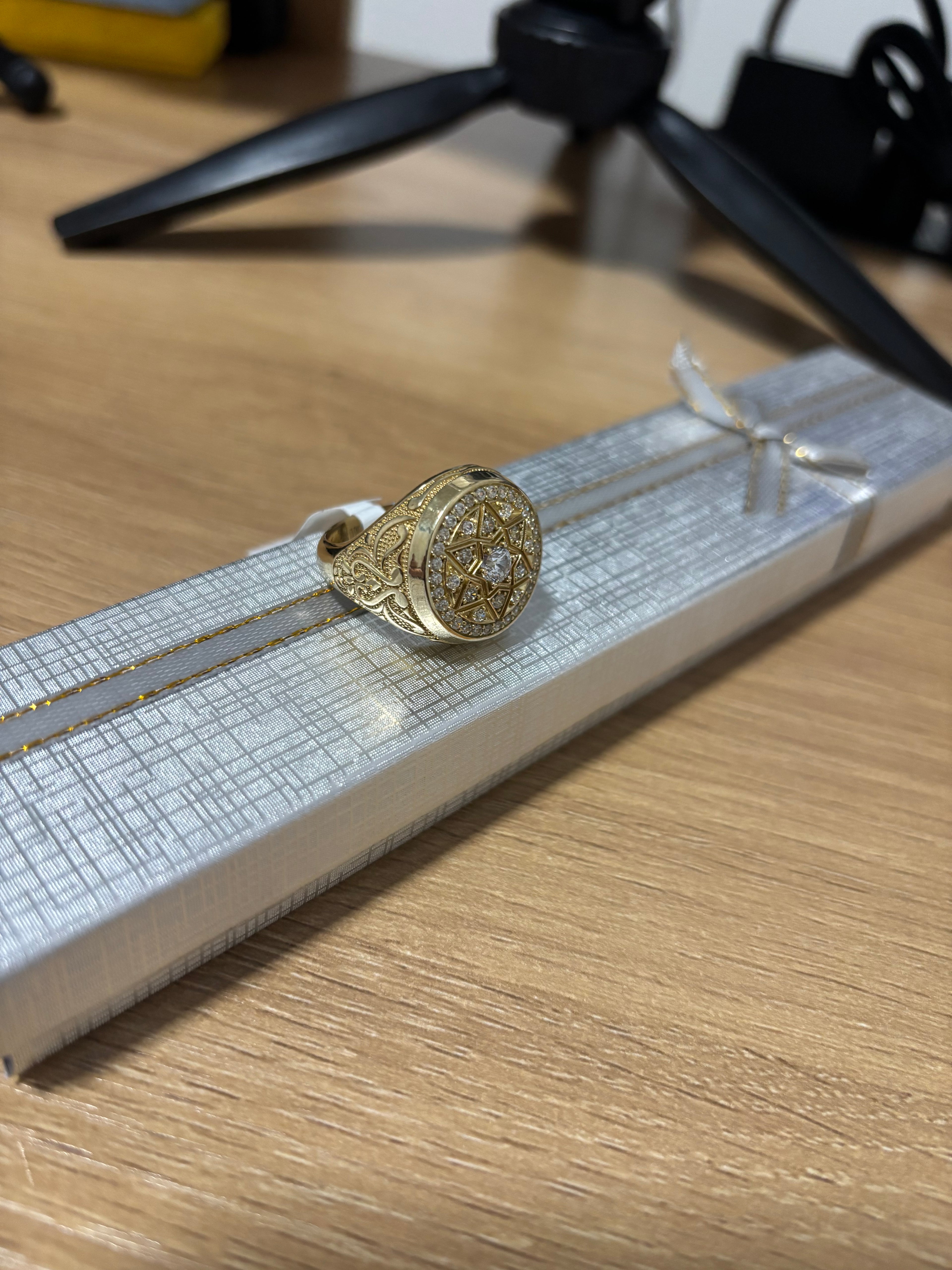 Very beautiful 10k gold ring