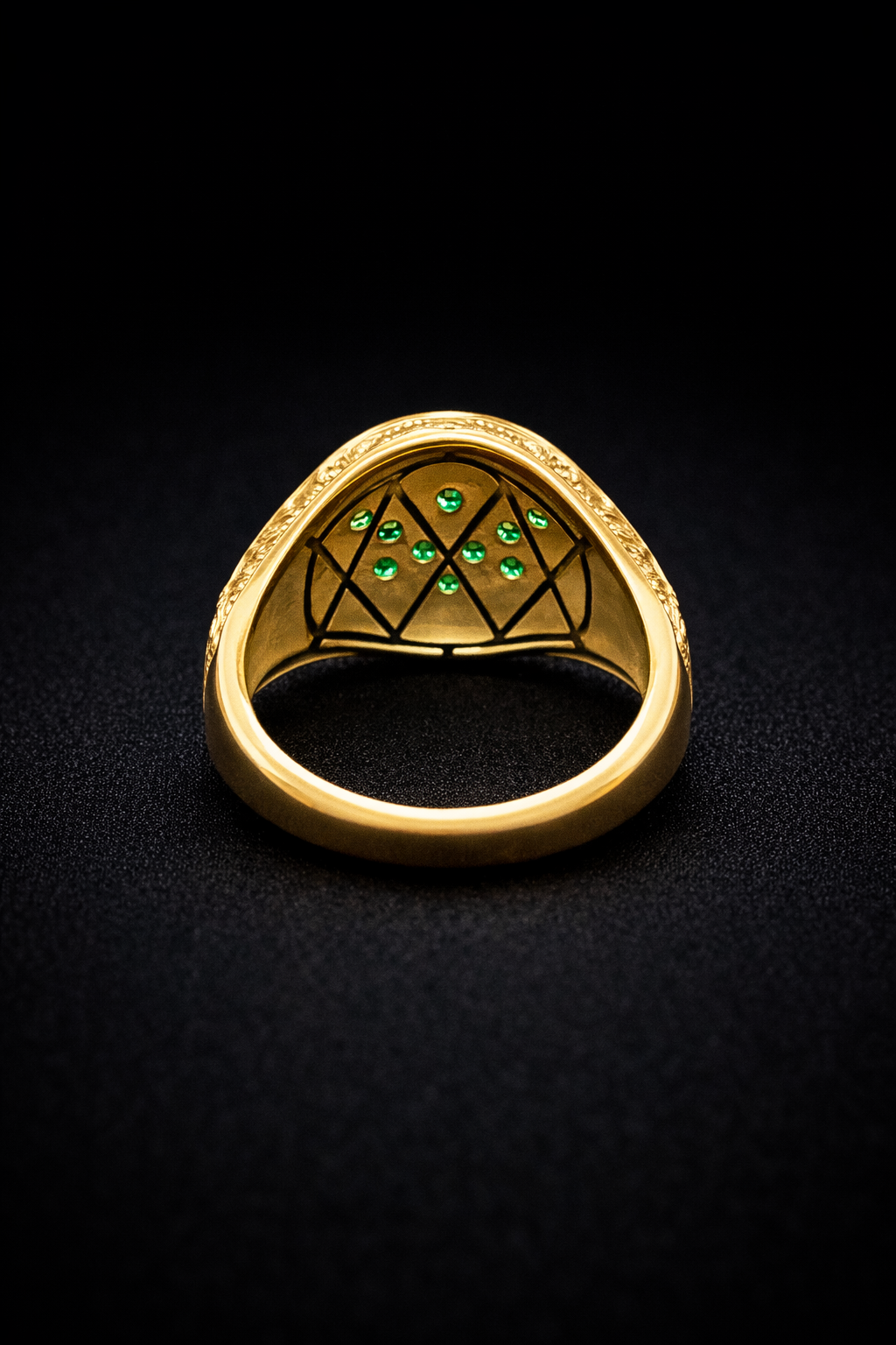 Rosette-shaped ring with green emerald stones in 10K gold