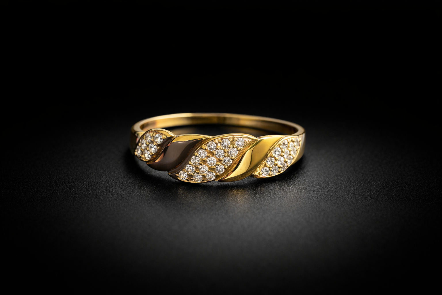 Beautiful 10k gold engagement ring