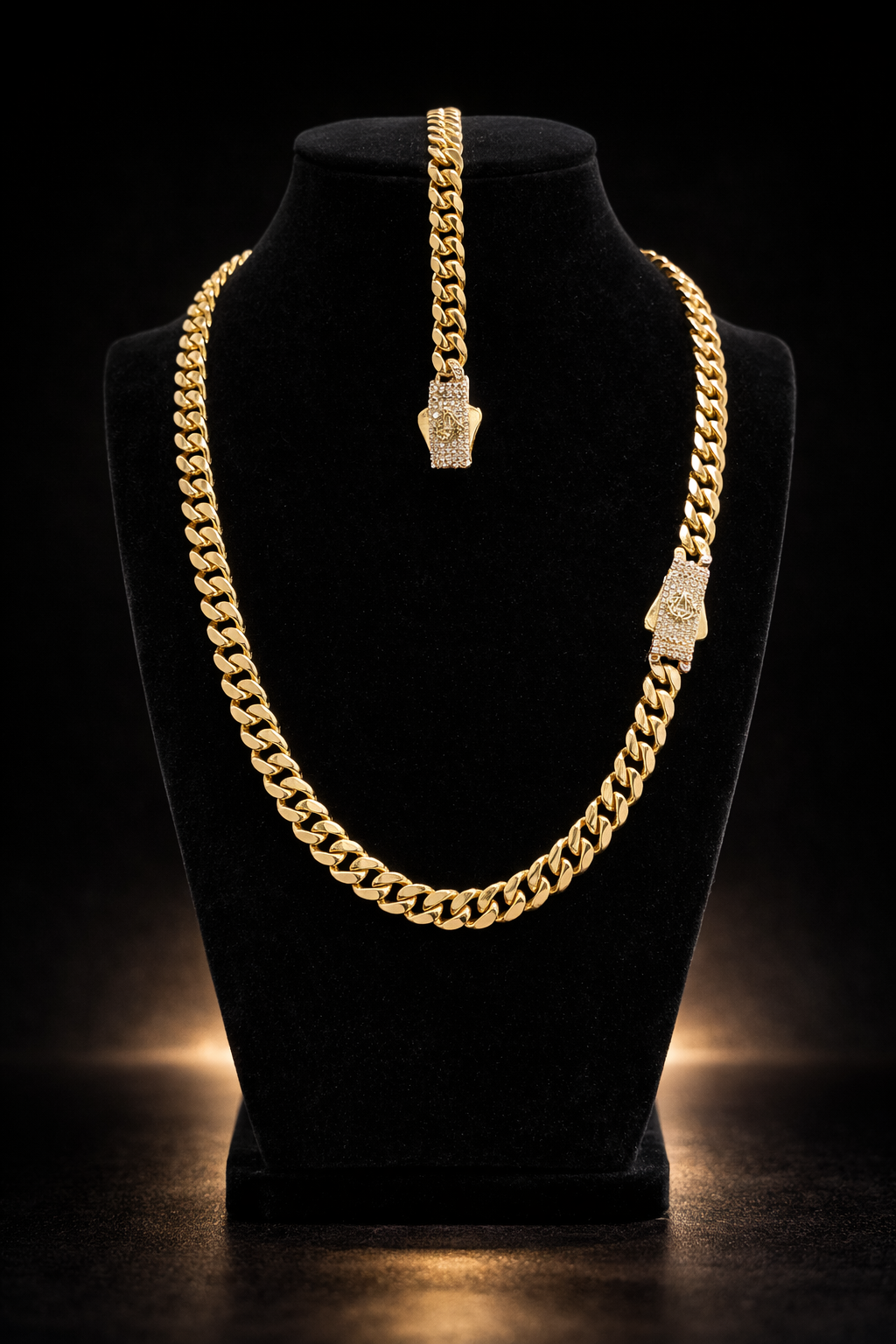 Beautiful Monaco chain and bracelet set in 10K gold.