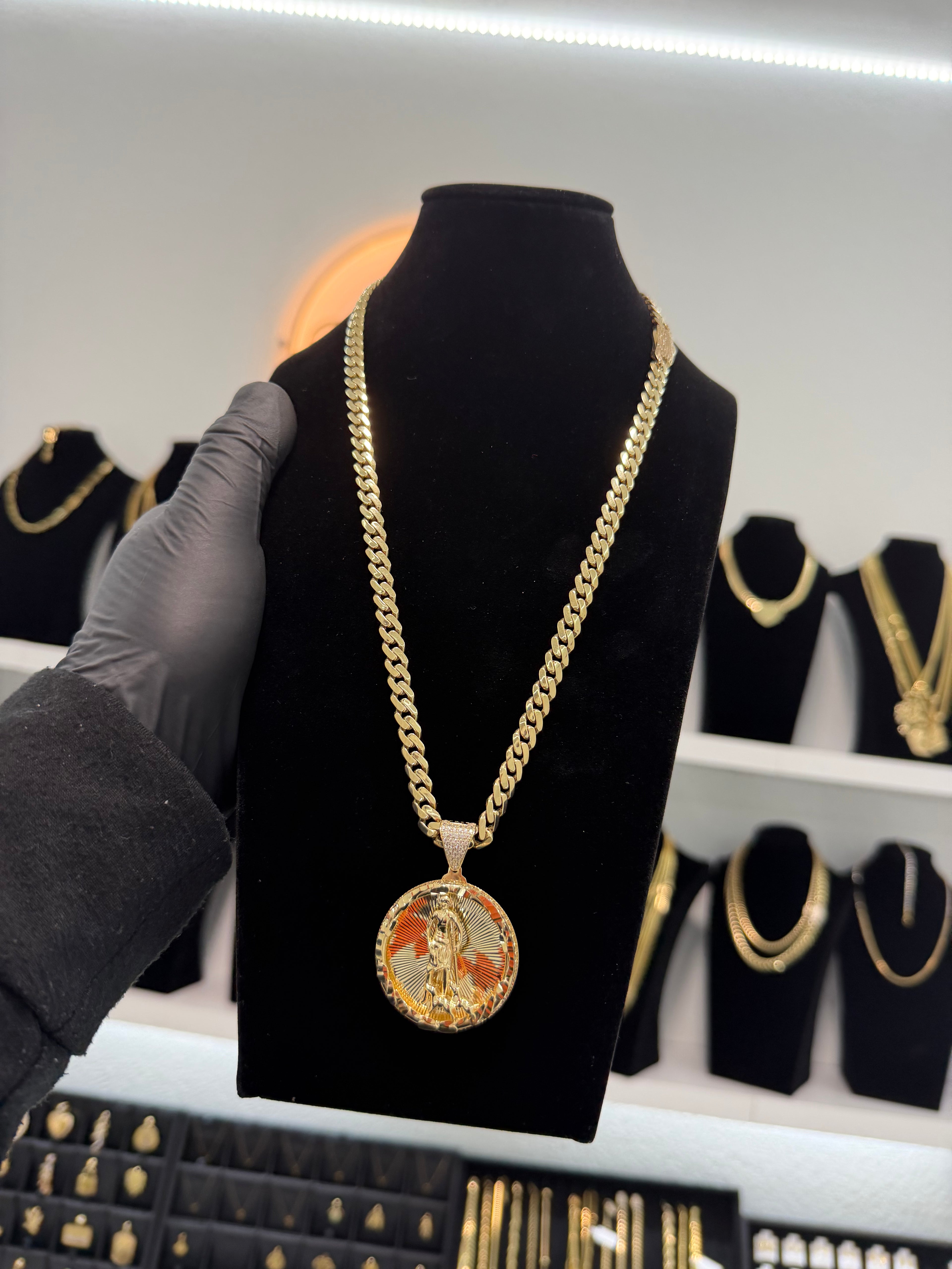 Monaco chain 7mm 22 inches with charm included