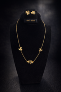 Beautiful clover-style floral chain